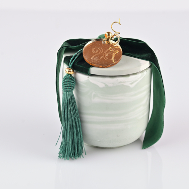 Αρωματικό κερί σε δοχείο πορσελάνης με βελούδινη κορδέλα 10×10 cm